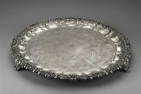 Salver in argento inciso e bordato a motivi floreali e volute. Glasgow 1848,...