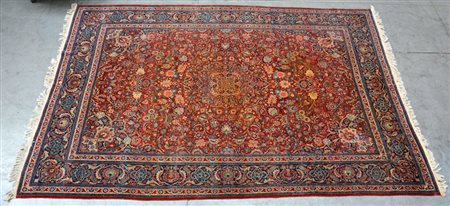 Tappeto Isphahan, Persia sec. XX, decorato con foglie e fiori stilizzati e...