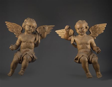 Coppia di sculture in legno raffiguranti putti alati. Sec. XVIII (h. cm 60)...