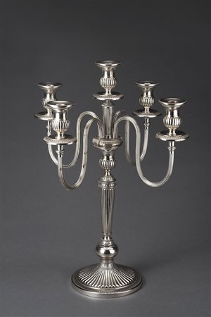 Candelabro in argento a cinque fiamme con fusto rastremato. Bobeche a vaso e...