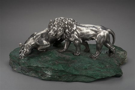 Scultura in argento raffigurante leone e leonessa, su base in malachite...