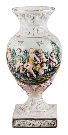 VASO in porcellana Capodimonte decorato con putti a rilievo (difetti). Italia...