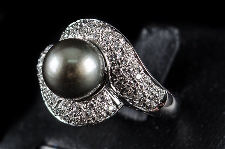 ANELLO in oro bianco 18 Kt. con perla Thaiti centrale (Kt. 15) e pave' di...