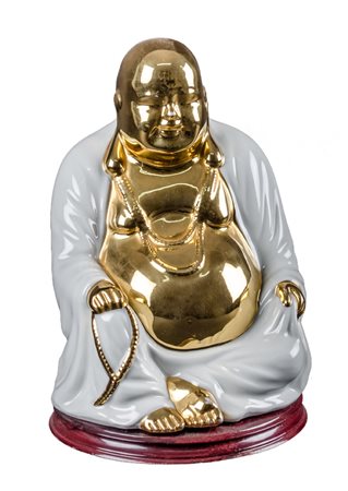 SCULTURA in porcellana raffigurante "Buddha" nei toni del bianco e oro. Cina...