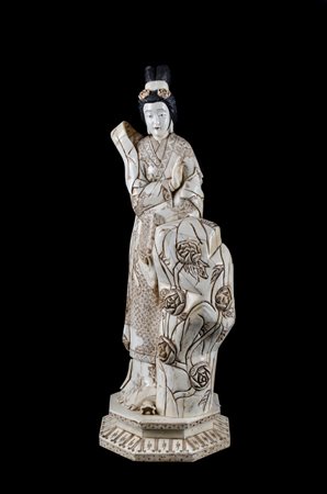 SCULTURA rivestita in osso decorata raffigurante "figura femminile". Cina XX...