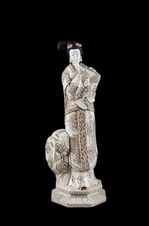 SCULTURA rivestita in osso decorato raffigurante "figura femminile". Cina XX...