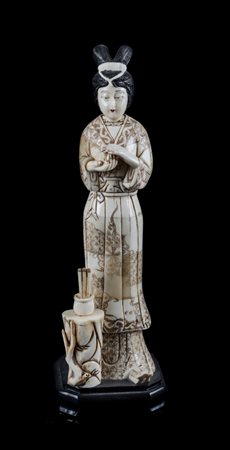 SCULTURA rivestita in osso inciso raffigurante "geisha". Cina XX secolo...