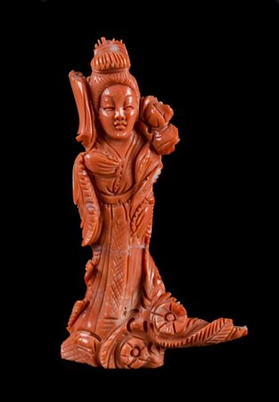 SCULTURA in corallo raffigurante "geisha" (restauri ed usure). Cina XX secolo...