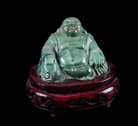 SCULTURA in malachite raffigurante "Buddha", base in legno. Cina primi '900...