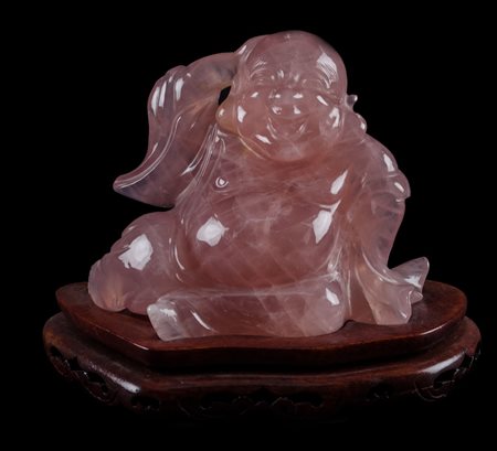 SCULTURA in quarzo rosa raffigurante "Buddha", base in legno., Cina XX secolo...