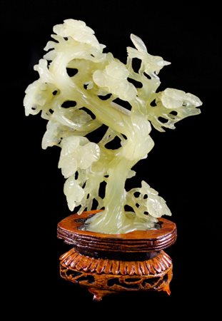 SCULTURA in giada raffigurante "albero" con base in legno. Cina XX secolo...