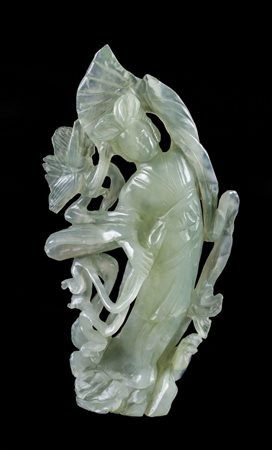 SCULTURA in giada raffigurante "geisha". Cina XX secolo Misure: h cm 21