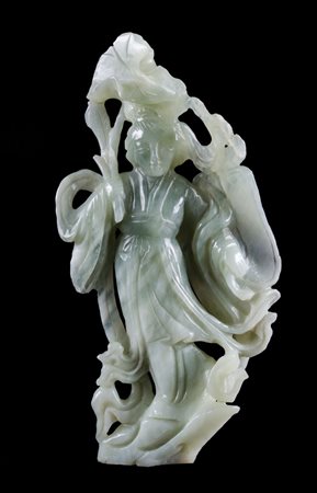 SCULTURA in giada raffigurante "geisha". Cina XX secolo Misure: h cm 21