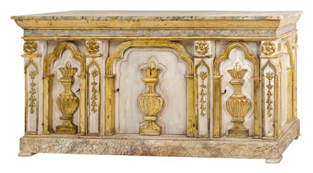 CREDENZA a tre ante stile neogotico in legno laccato e dorato. Sicilia XIX...