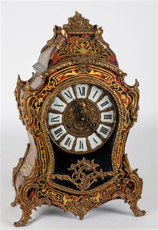 OROLOGIO stile Boulle con tarsie in rame e tartaruga, fregi in ottone. Italia...