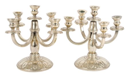 COPPIA CANDELABRI a cinque fiamme in metallo argentato. Primi '900 Misure: h...