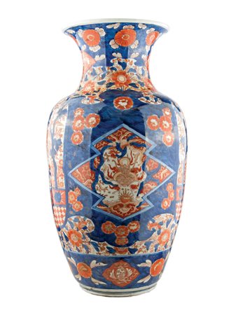 Vaso in porcellana Imari, Giappone XIX secolo Decoro naturalistico entro...