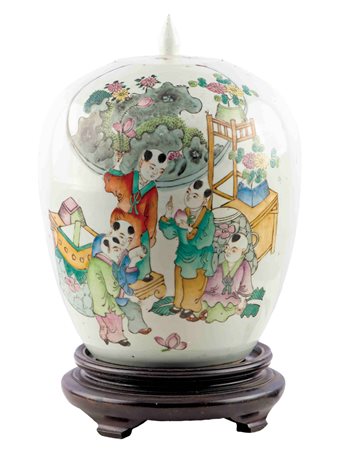 Coppia di potiches con coperchio in porcellana, Cina XIX secolo Decorate con...