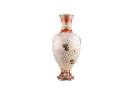 Vaso Giappone Porcellana policroma decorato con motivi floreali. Altezza cm 66