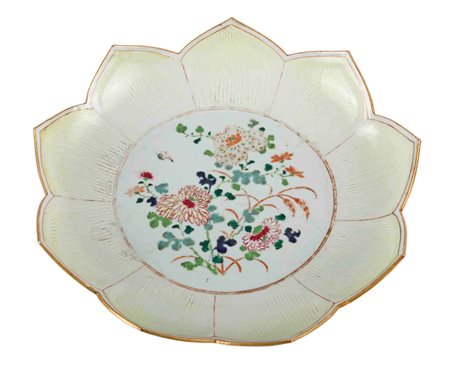 Piatto in porcellana, Famiglia Rosa, Cina XIX secolo a forma di petalo con...