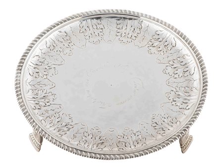 Salver in argento, bolli Londra 1680 Bordo con decoro a cordone piano inciso...