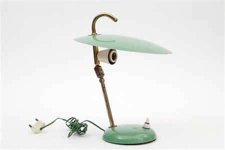 UNA LAMPADA DA TAVOLO, anni '50. Ottone, alluminio laccato. Altezza cm 25.