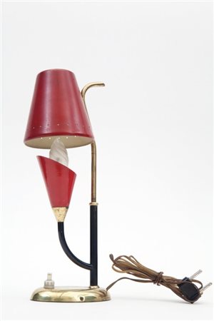 UNA LAMPADA DA TAVOLO, anni '50. Ottone, tubo di ferro verniciato, alluminio...