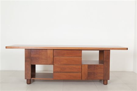 UNA CREDENZA, anni '60. Legno impiallacciato in noce. Cm 72 (h) x 220 x 60.