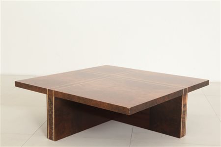 UN TAVOLINO, anni '70. Legno impiallacciato in radica. Cm 30 (h) x 90 x 90.