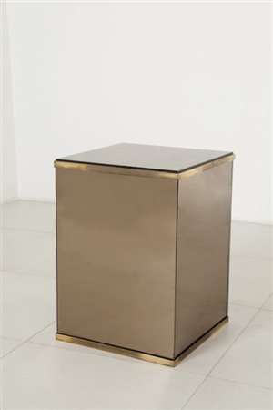 UN TAVOLINO, circa 1970. Cristallo bronzato, ottone. Cm 58 (h) x 42 x 42.