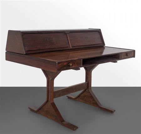 GIANFRANCO FRATTINI Una scrivania con mensola modello "530-532" per BERNINI,...