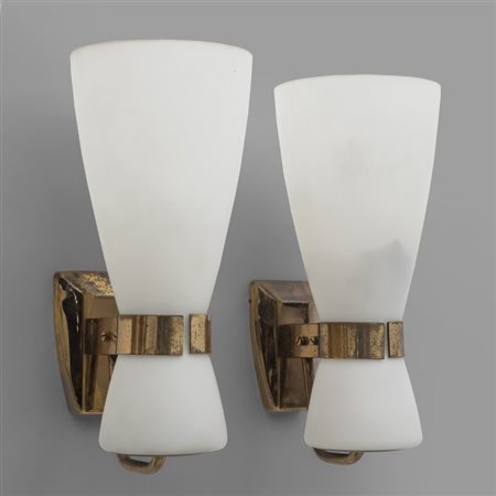 STILNOVO Due lampade a parete "2118", anni '60. Ottone, vetro "Triplex Opal"....