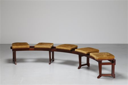 SPADOLINI PIERLUIGI (1922 - 2000) Panca curva in legno di noce con sedute...