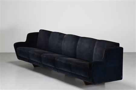 BEGA MELCHIORRE (1898 - 1976) Grande divano in velluto blu, facente parte...