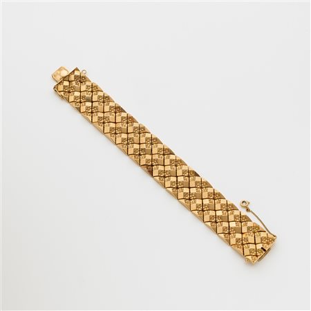 Bracciale in oro lucido e lavorato g. 49,60, lungh. cm 19, h cm 2,35 circa...