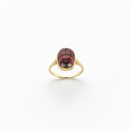 Anello da infante in oro giallo con scarabeo in granato rosso brunastro e due...