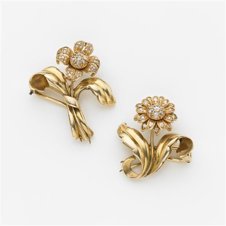 Due broches simili in oro giallo, con fiori tremblant e diamanti, g. 22,50...