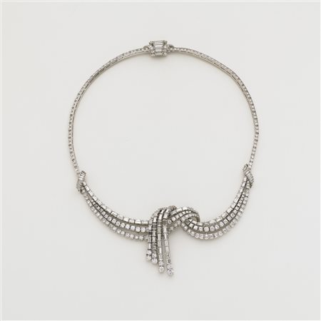 Collier in platino con diamanti rotondi taglio a brillante, baguette e...