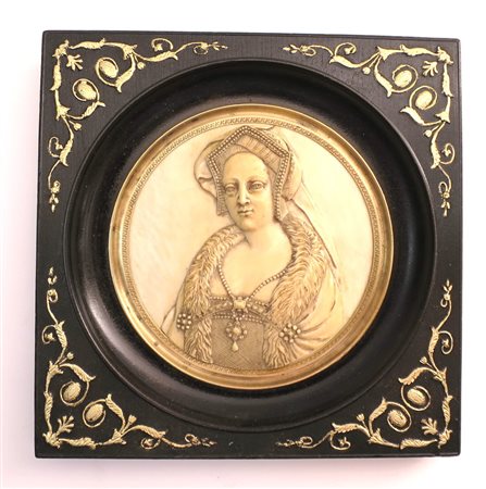 Placca avorio raffigurante Caterina De Medici con cornice in legno scolpita e...