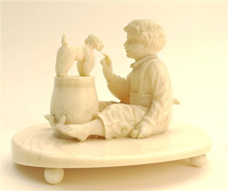 Scultura in avorio bambino con cagnolino Francia Dieppe 1870 ca. cm.10x7