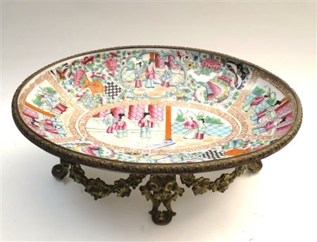 Piatto in porcellana con sostegno in bronzo dorato, Cina XIX secolo cm.38x27x14