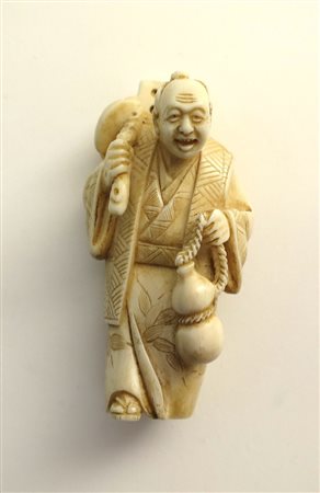 Netsuke in avorio raffigurante viandante con dado e fiasca Giappone XIX secolo