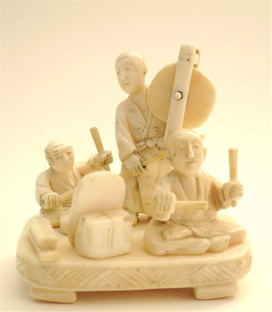 Netsuke raffigurante suonatori ambulanti giappone Meiji Cm 9,5x5