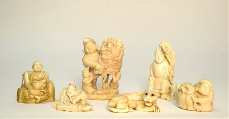 Lotto di sei netsuke in avorio Giappone periodo Meiji.