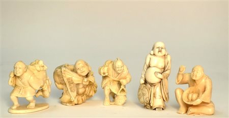 Lotto di cinque netsuke in avorio Giappone periodo Meiji.