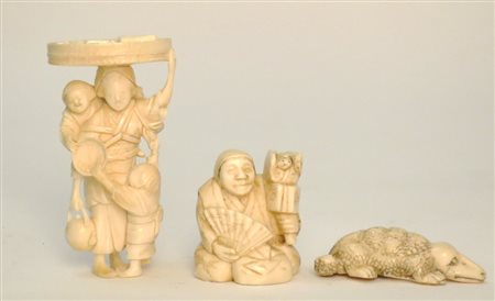 Tre netsuke in avorio Giappone periodo Meiji.