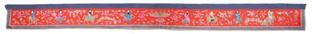 Arte Cinese Grande pannello in seta rossa. Cina, dinastia Qing, XIX secolo. ....