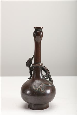 Arte Cinese Bottiglia in bronzo a patina scura con corpo globulare, alto...