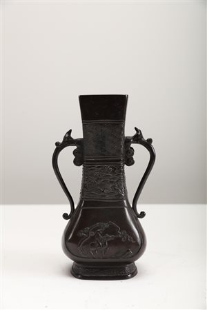 Arte Cinese Vaso in bronzo con bocca e collo rettangolari Cina, XVIII secolo...