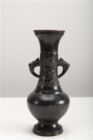 Arte Cinese Vaso in bronzo a patina scura con manici sagomati a chilong Cina,...